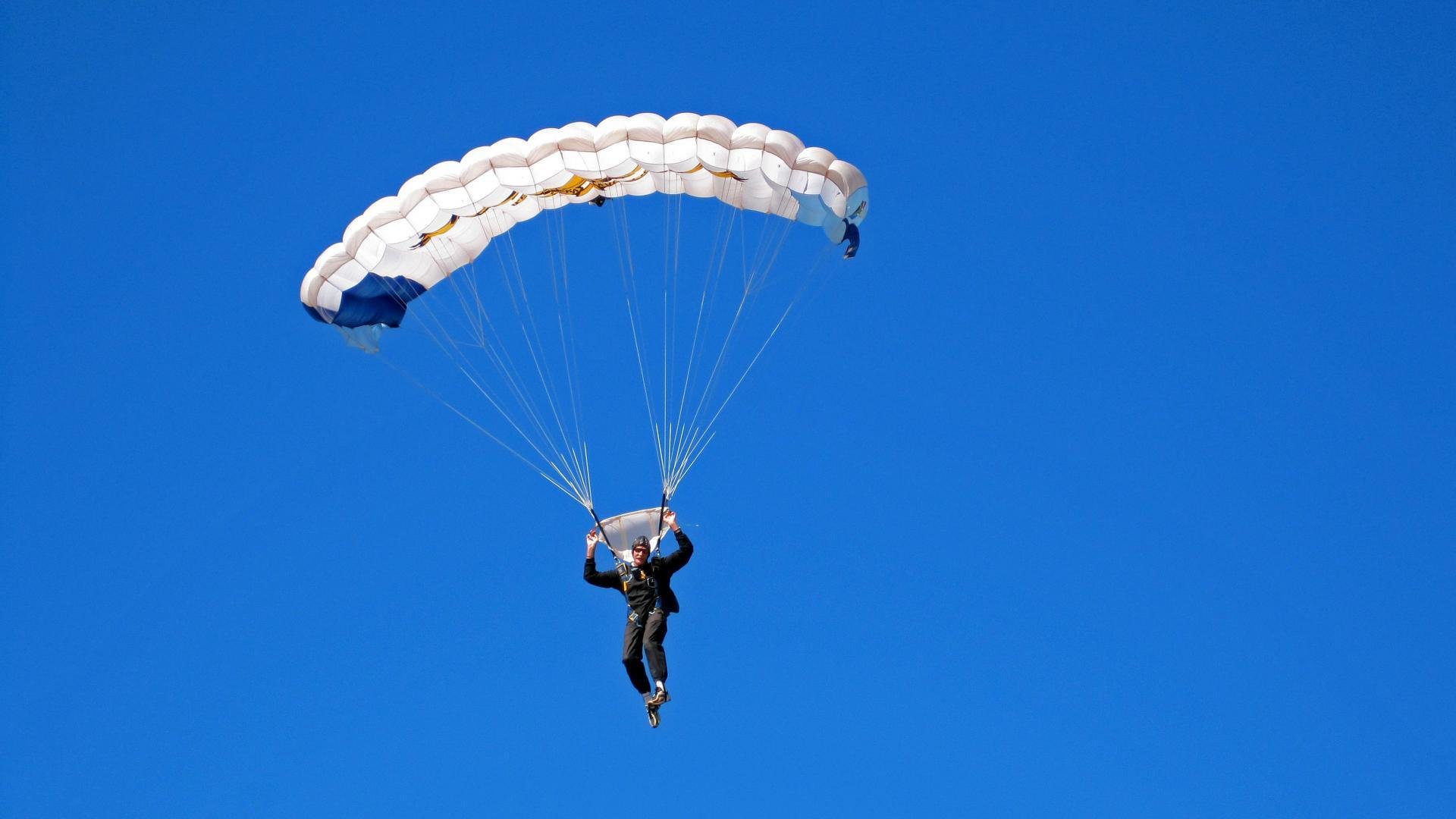 开云官网APP下载-《跨界合作频发：电竞与娱乐、时尚圈的深度融合》，电竞产业与其他产业的融合